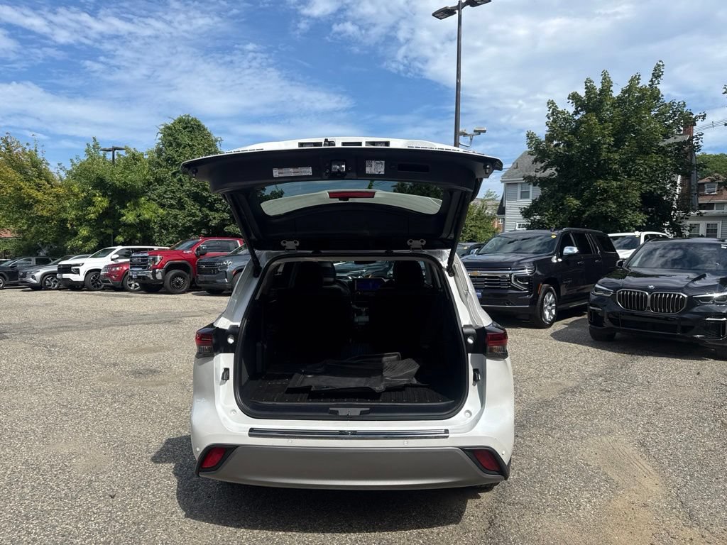 Used 2024 Toyota Highlander Platinum AWD/4WD image 6