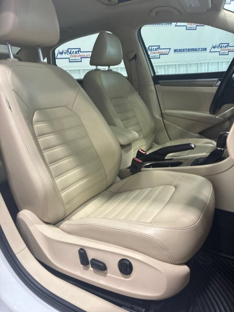 Used 2017 Volkswagen Passat 3.6 SEL Premium FWD image 34