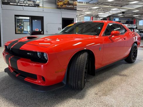 Used 2016 Dodge Challenger SRT Hellcat RWD image 3