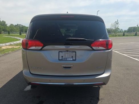 Used 2018 Chrysler Pacifica Limited w/ Advanced Safetytec Group FWD image 9