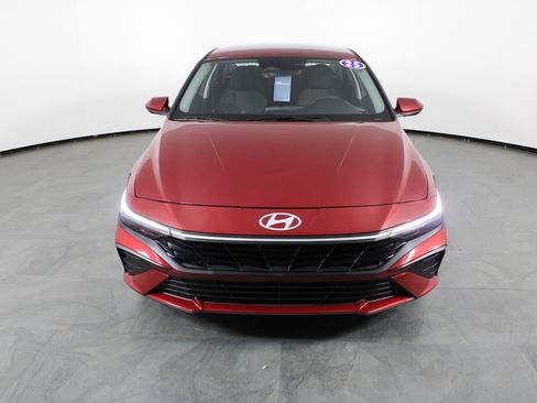 Certified 2025 Hyundai Elantra SE image 13