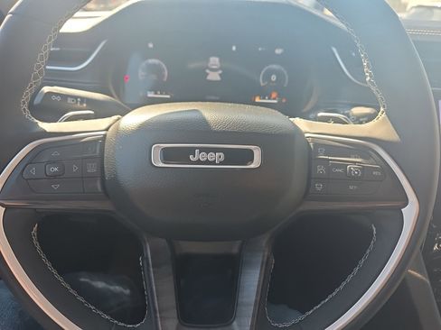 Used 2023 Jeep Grand Cherokee L Limited AWD/4WD image 23