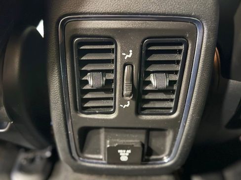 Used 2022 Jeep Grand Cherokee Laredo X image 38