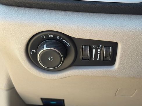 Used 2024 Chrysler Pacifica Touring-L image 18