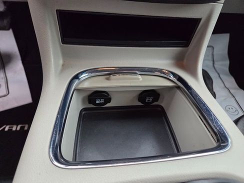 Used 2016 Dodge Grand Caravan SXT w/ Rear Park Assist Package FWD image 29