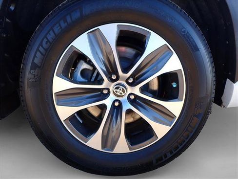 Used 2023 Toyota Highlander XLE image 7