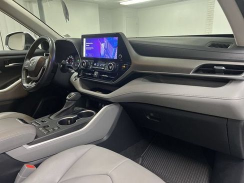 Used 2023 Toyota Highlander XLE AWD/4WD image 30