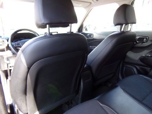 Used 2023 Hyundai Venue Limited FWD image 30