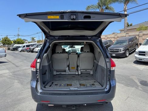 Used 2013 Toyota Sienna XLE w/ Premium Pkg FWD image 4