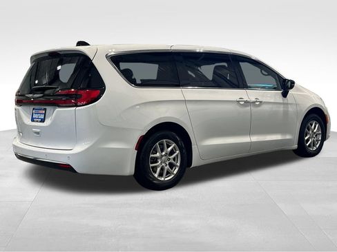 Used 2025 Chrysler Pacifica Select FWD image 7