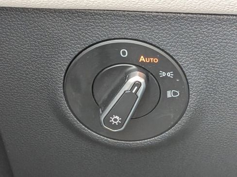 Used 2025 Volkswagen Taos SEL image 17