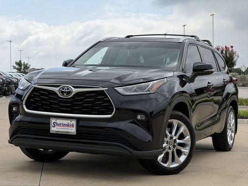 Used 2023 Toyota Highlander Limited FWD image 2