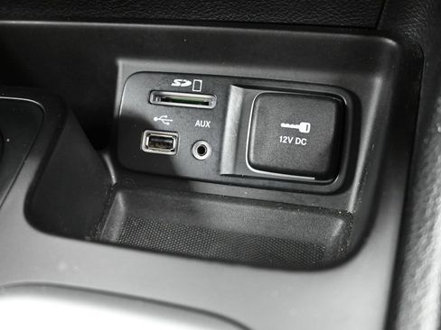 Used 2018 Jeep Cherokee Latitude Plus w/ Cold Weather Group AWD/4WD image 20