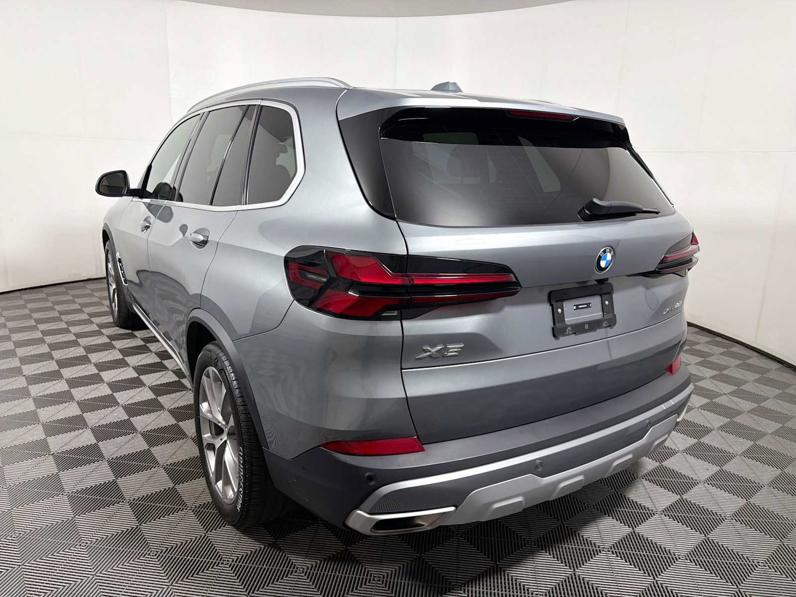 Used 2024 BMW X5 xDrive40i w/ Parking Assistance Package AWD/4WD image 5