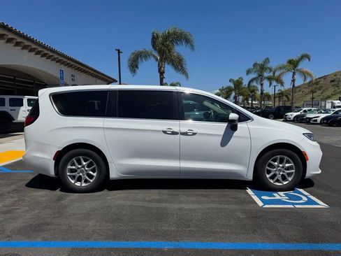 Certified 2023 Chrysler Pacifica Touring-L image 6