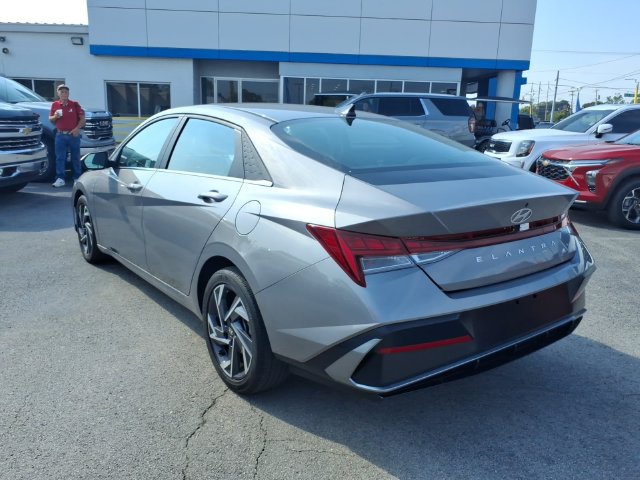 Used 2024 Hyundai Elantra SEL w/ Convenience Package FWD image 5