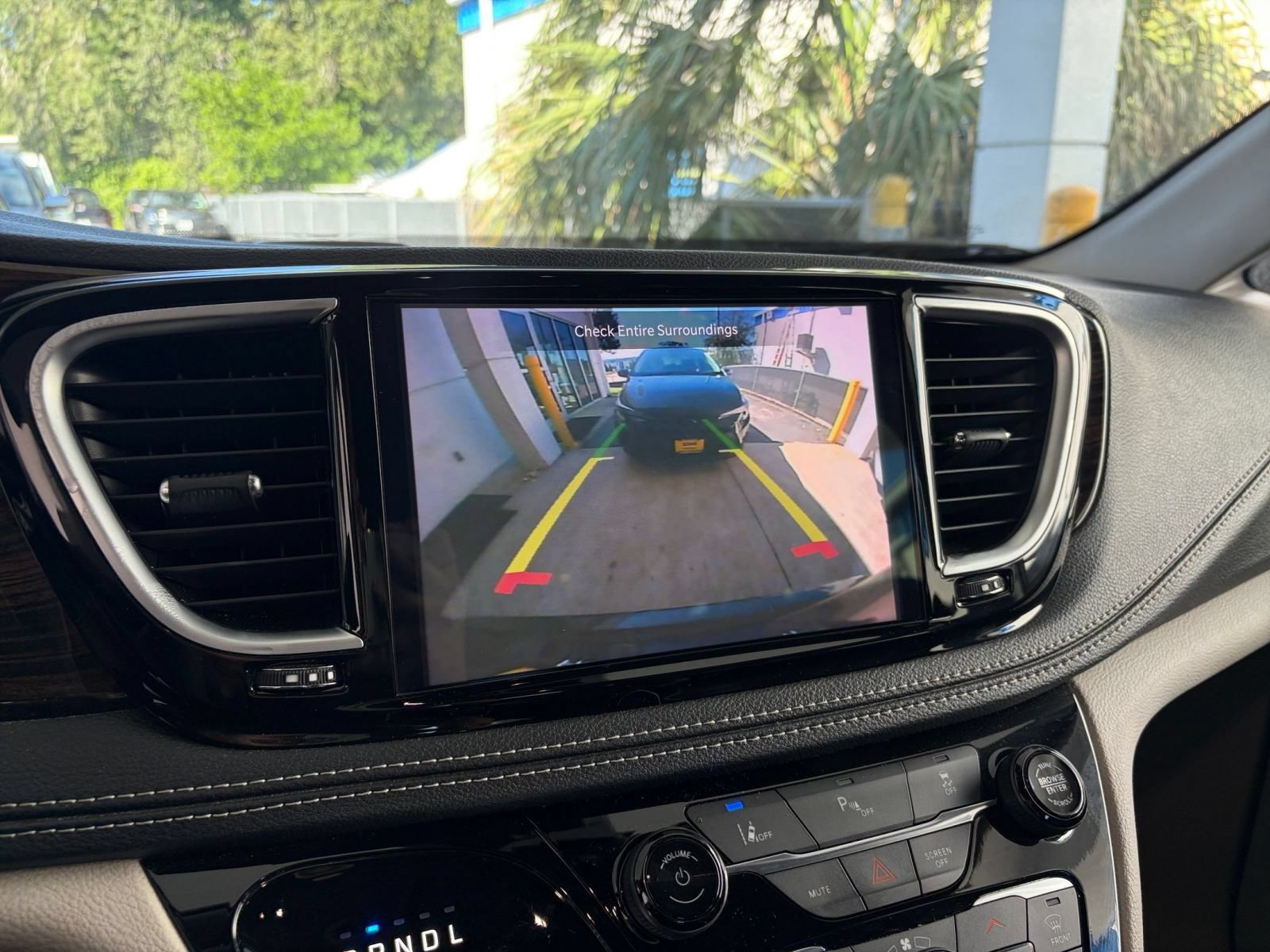 Used 2023 Chrysler Pacifica Limited FWD image 26