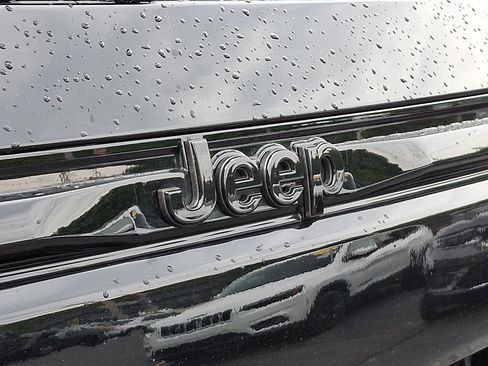Certified 2025 Jeep Grand Cherokee Altitude AWD/4WD image 29