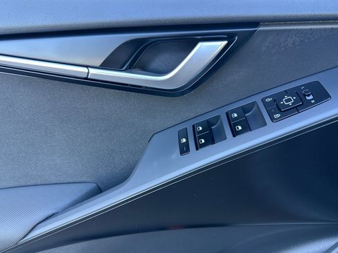 Certified 2025 Kia Niro LX image 12