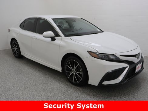 Used 2024 Toyota Camry SE image 4