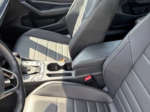 Used 2024 Volkswagen Jetta SE FWD image 4