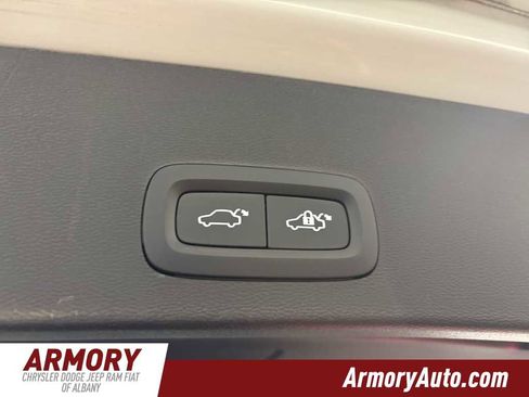 Used 2023 Volvo XC40 B5 Core w/ Convenience Package image 28