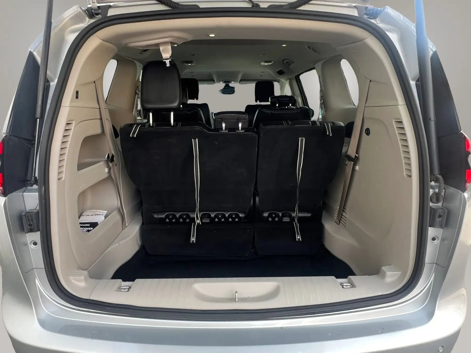 Used 2024 Chrysler Pacifica Touring-L FWD image 11