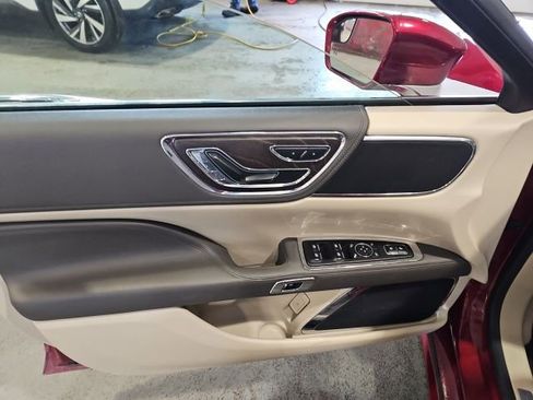 Used 2017 Lincoln Continental Premiere image 14