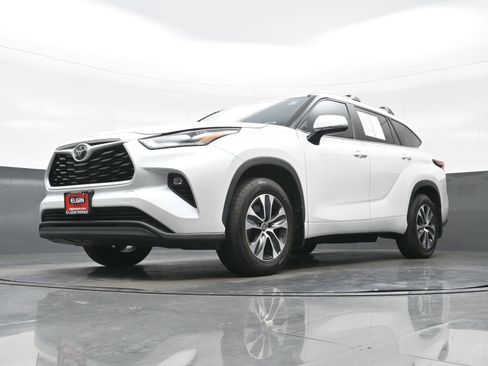 Used 2024 Toyota Highlander XLE AWD/4WD image 29