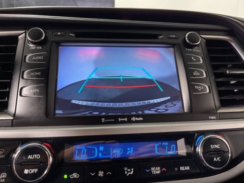 Used 2019 Toyota Highlander Plus FWD image 21