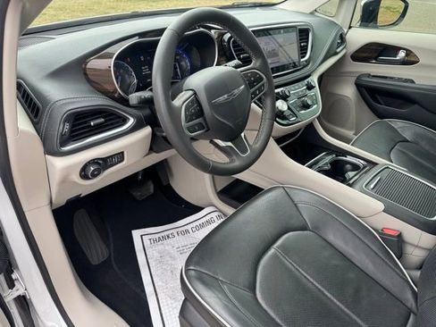 Certified 2023 Chrysler Pacifica Limited image 15