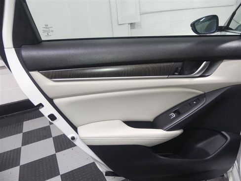 Used 2018 Honda Accord Touring image 24