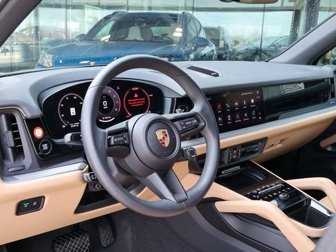 Certified 2025 Porsche Cayenne AWD/4WD image 4