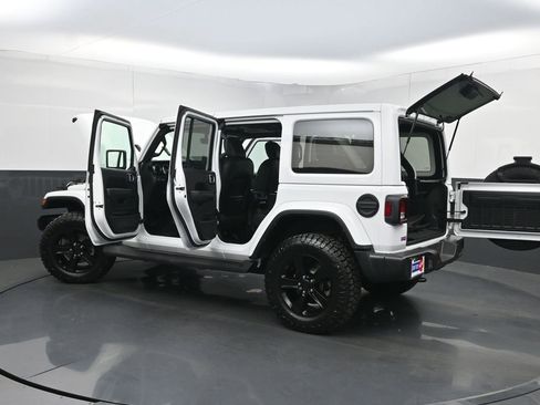 Used 2022 Jeep Wrangler Unlimited Sahara AWD/4WD image 39