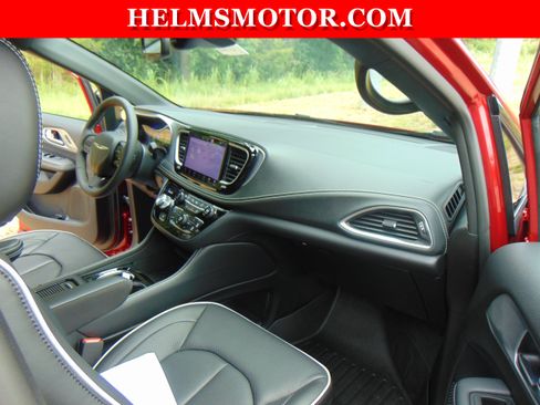 Certified 2025 Chrysler Pacifica Limited FWD image 37