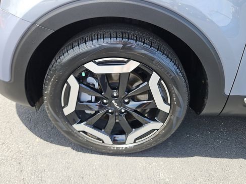 Used 2024 Kia Telluride EX w/ EX Captain's Chair Package FWD image 9