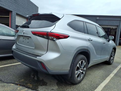 Used 2021 Toyota Highlander XLE AWD/4WD image 6
