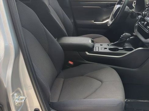 Used 2022 Toyota Highlander L FWD image 19