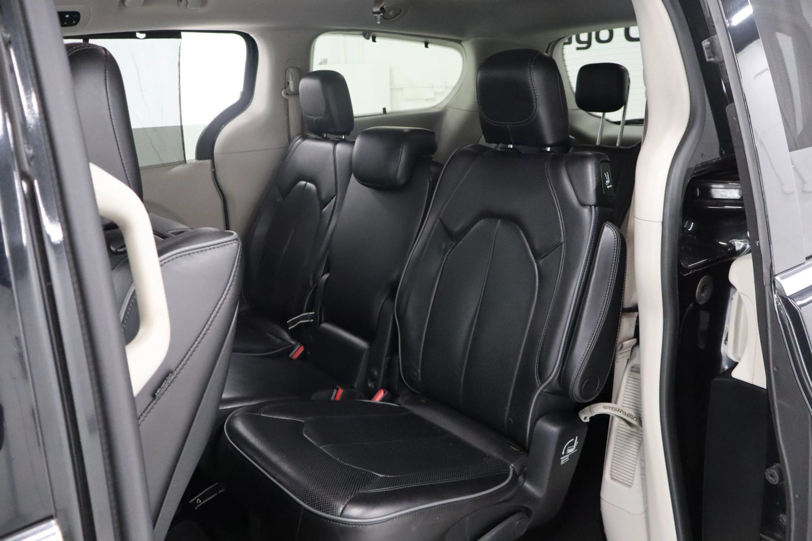 Used 2017 Chrysler Pacifica Limited w/ UConnect Theater Package FWD image 23