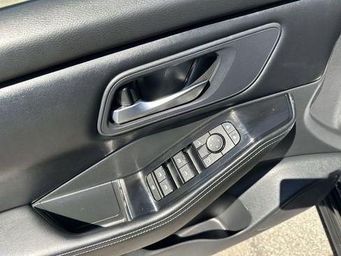 Used 2025 Nissan Rogue SV AWD/4WD image 17