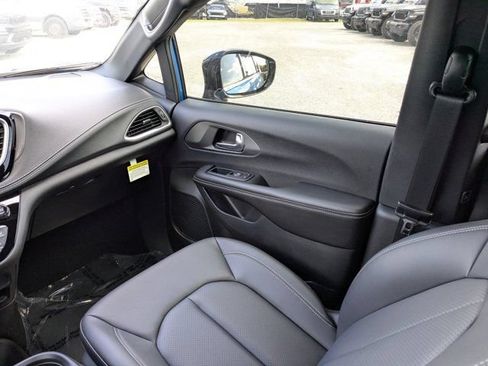 New 2026 Chrysler Pacifica Select FWD image 19