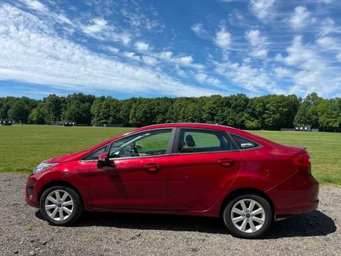 Used 2013 Ford Fiesta SE FWD image 2