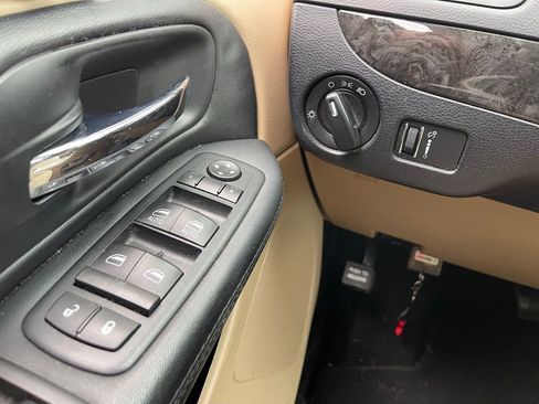 Used 2016 Dodge Grand Caravan SXT FWD image 9