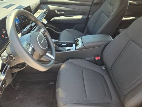 Certified 2025 Hyundai Tucson SE FWD image 9