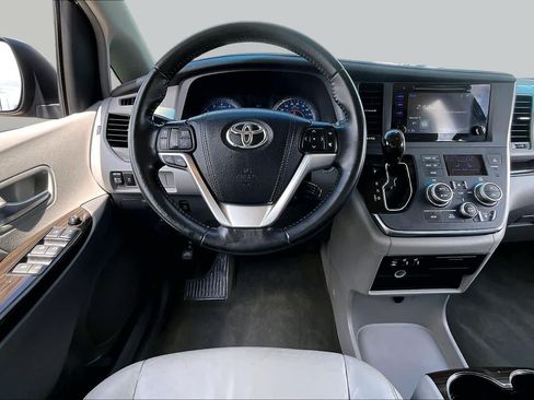 Used 2016 Toyota Sienna XLE FWD image 6