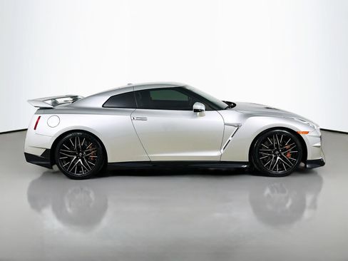 Used 2024 Nissan GT-R Premium w/ Premium Interior Package AWD/4WD image 4