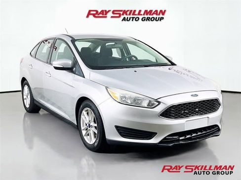 Used 2017 Ford Focus SE FWD image 1