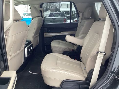 Used 2022 Ford Expedition Limited image 12