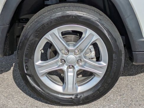 Used 2024 Jeep Compass Latitude image 9