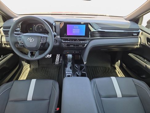 Used 2025 Toyota Camry SE image 9